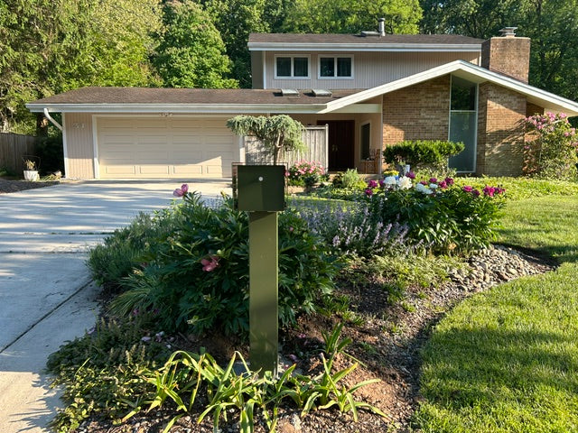 Deus Modern mailbox